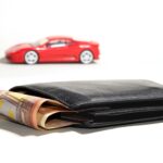 Portemonnaie mit Geld für ein Auto Leasing