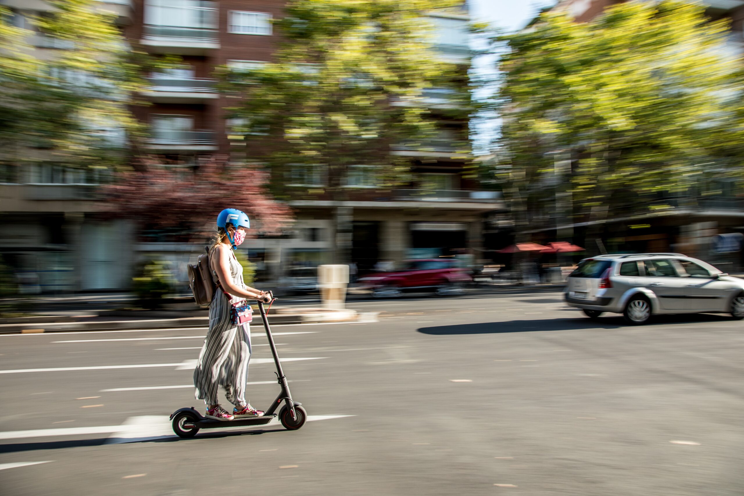 E-Scooter vs. Auto: Wer kommt schneller durch die Stadt?