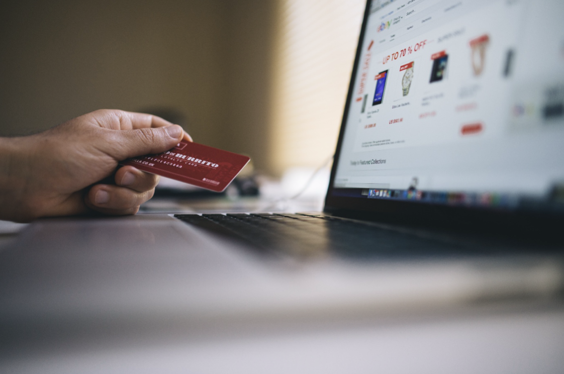 Beim Einkaufen im Web und in Outlet Centern Geld sparen